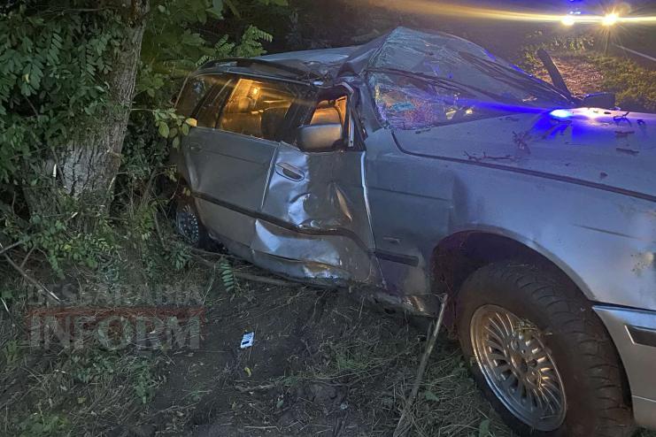 На трассе Одесса-Рени BMW влетело в дерево: водитель погиб, пассажира в тяжелом состоянии забрала скорая